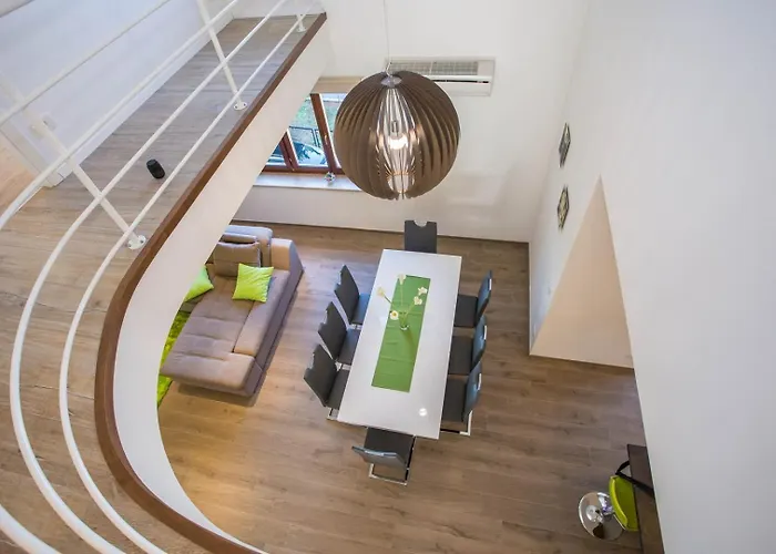 Three Bedroom Milohanic Iv アパート