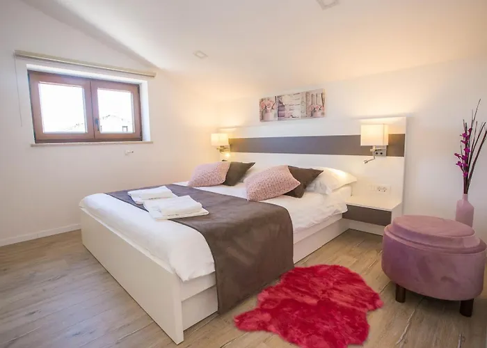 アパート Three Bedroom Milohanic Iv ポレッチ