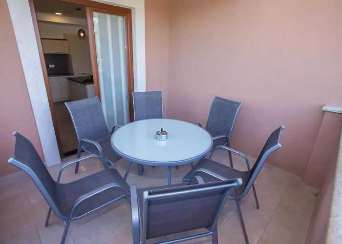 Three Bedroom Milohanic Iv *