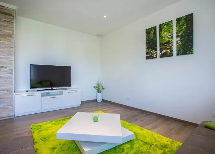 アパート Three Bedroom Milohanic Iv *