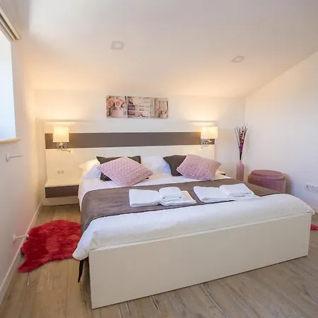 Апартаменты Three Bedroom Milohanic Iv Пореч