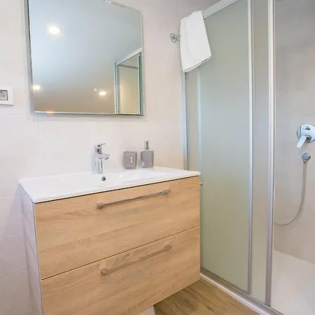 Апартаменты Three Bedroom Milohanic Iv