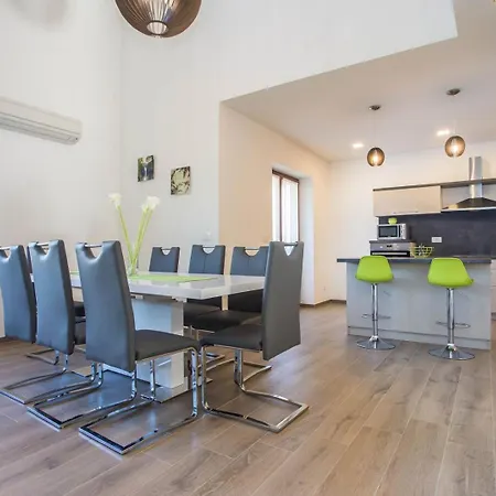 Three Bedroom Milohanic Iv *