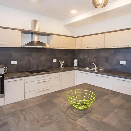Three Bedroom Milohanic Iv Apartment *