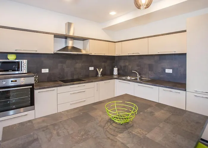 Three Bedroom Milohanic Iv 아파트 *